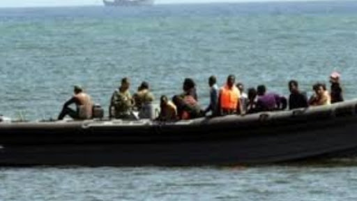 Rescatan a otros 37 inmigrantes de un cayuco que se dirigía a Canarias