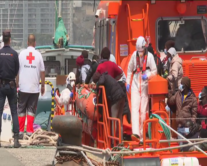 Más de 300 migrantes llegan a las costas canarias durante el fin de semana