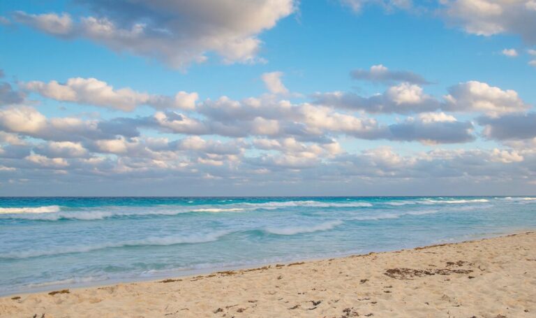 Una menor en estado crítico tras ser rescatada del mar en Fuerteventura