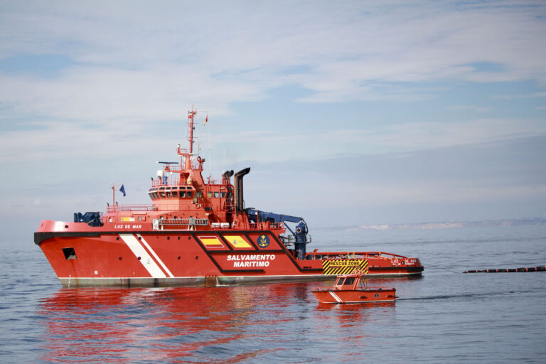 Rescatan a 19 personas en una patera al sur de Gran Canaria