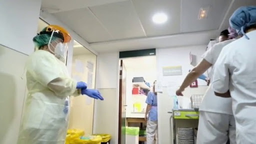 Sanitarios españoles en Reino Unido agotados ante la covid