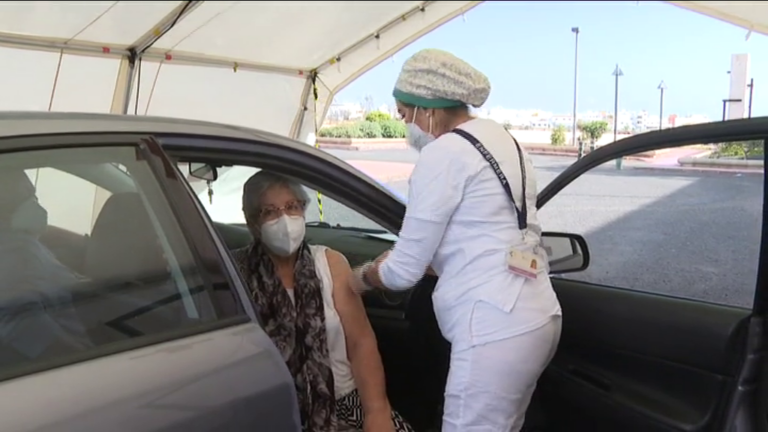Los mayores se vacunan en coche para evitar riesgos
