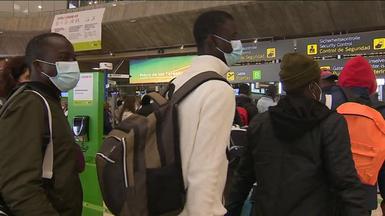 Un juez ordena a la Policía que no impida a un migrante con pasaporte volar a la península