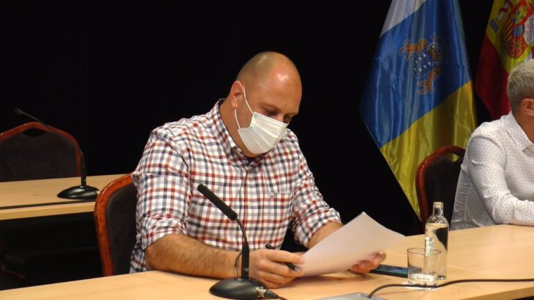 El presidente del Cabildo de Fuerteventura invita a Sandra Domínguez a informar de cualquier «desviación de legalidad» que haya visto