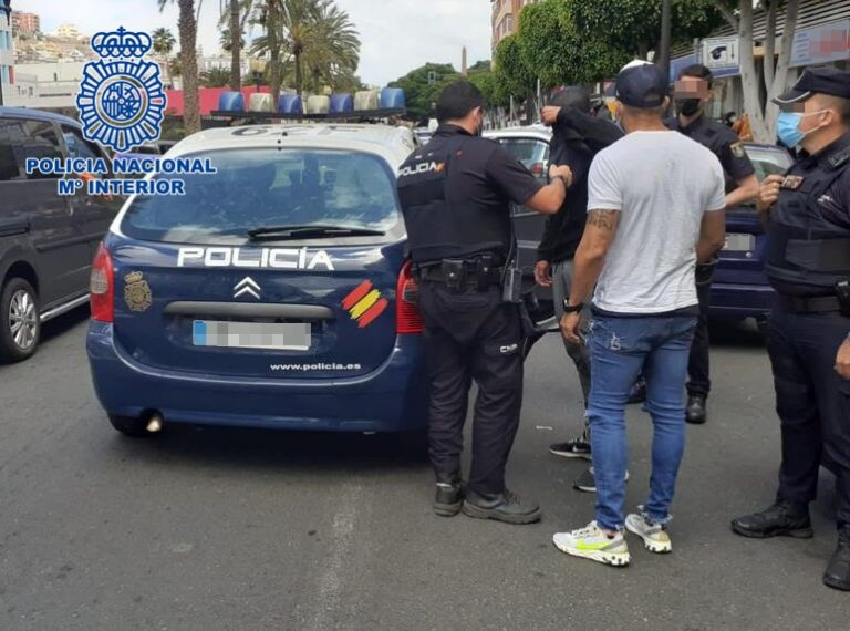 Dos menores, detenidos con 100 pastillas sicotrópicas junto a varios institutos de Las Palmas de Gran Canaria