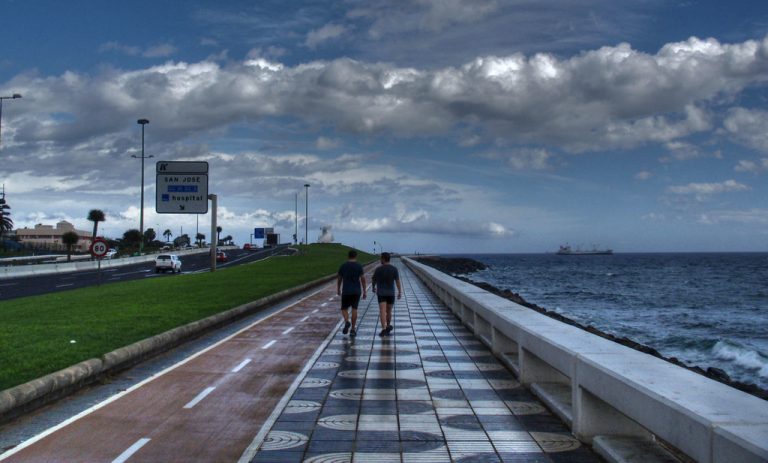 Herido de carácter moderado al volcar su turismo en la autovía marítima de Las Palmas de Gran Canaria