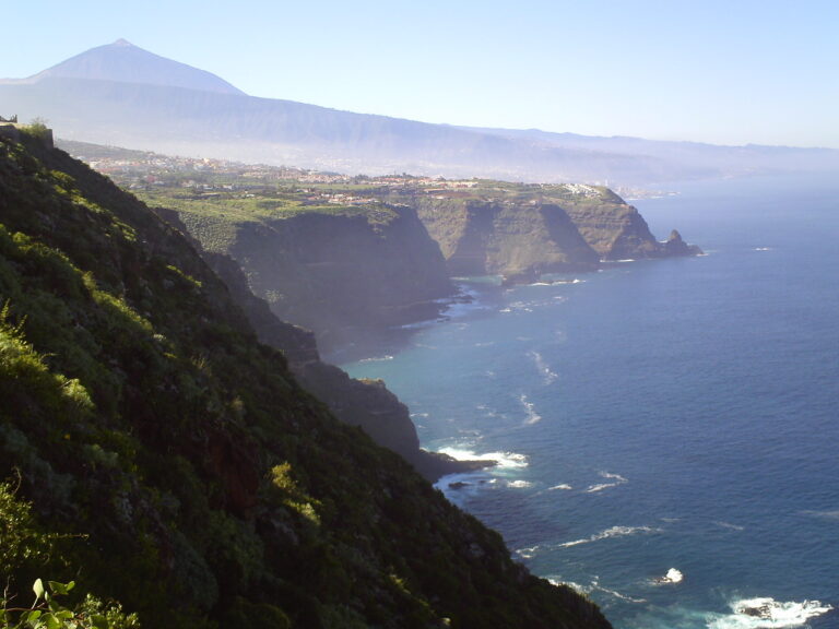 Rescatan a un pescador al caerse por un acantilado de La Matanza