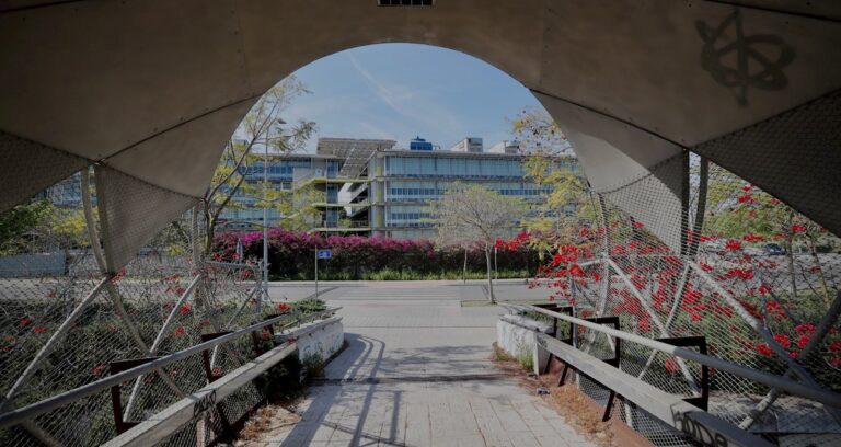 La Guardia Civil registra la sede central de Abengoa en Sevilla