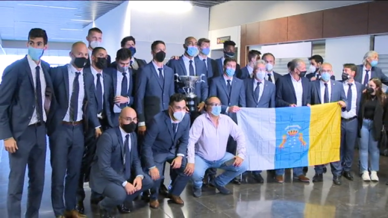 El CV Guaguas y el trofeo de la Superliga Masculina ya están en Gran Canaria