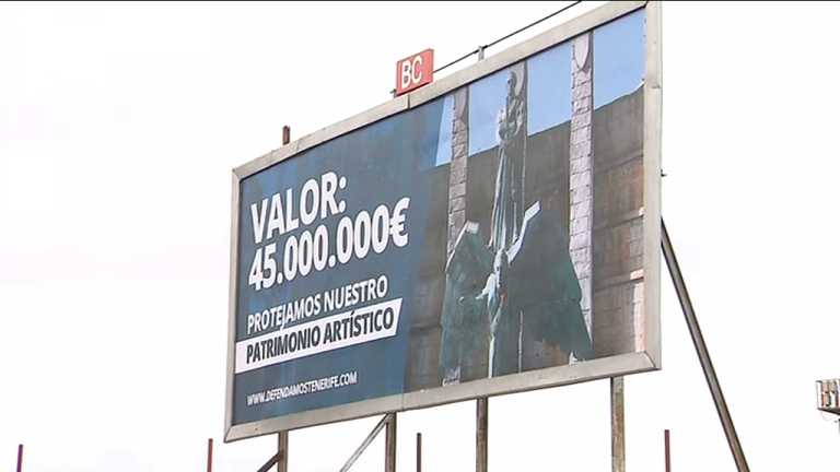 Un cartel reaviva la polémica en torno al Monumento a Franco en Santa Cruz de Tenerife