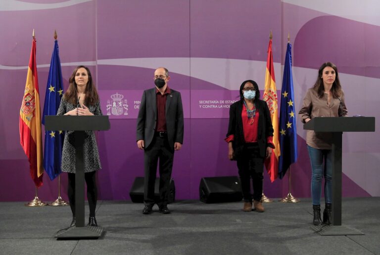 Gobierno denuncia ante Fiscalía el cartel de Vox por criminalizar a los niños