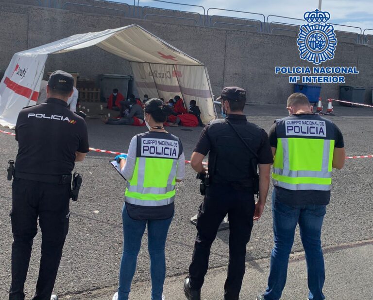 Detienen a cinco personas como patrones de dos pateras que arribaron a Canarias