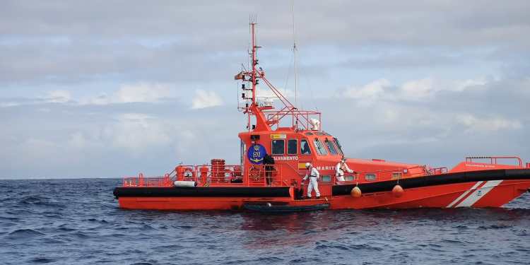 Rescatan a tres inmigrantes magrebíes en un kayak en aguas del Estrecho