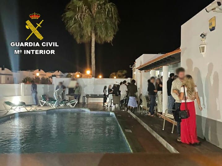La Guardia Civil levanta acta de denuncia 84 personas en una fiesta en Corralejo
