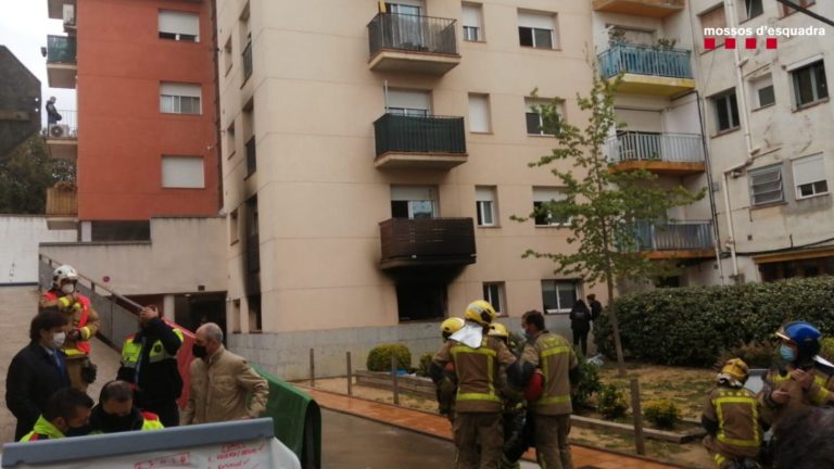 Dos muertos y cuatro heridos en un incendio de vivienda en Girona