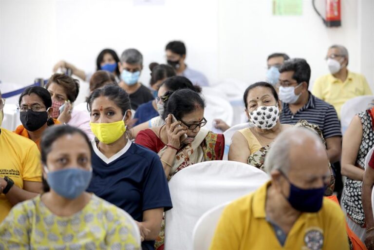 La India comienza la tercera fase de vacunación para los mayores de 45 años