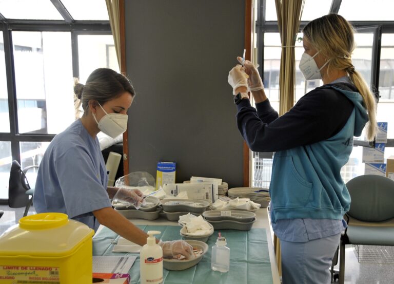 Sanidad administra 803.045 dosis de vacunas contra la COVID-19