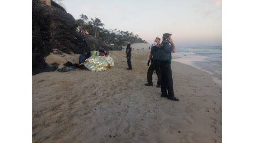 Rescatan a 36 magrebíes de una neumática a la deriva al sur de Morro Jable