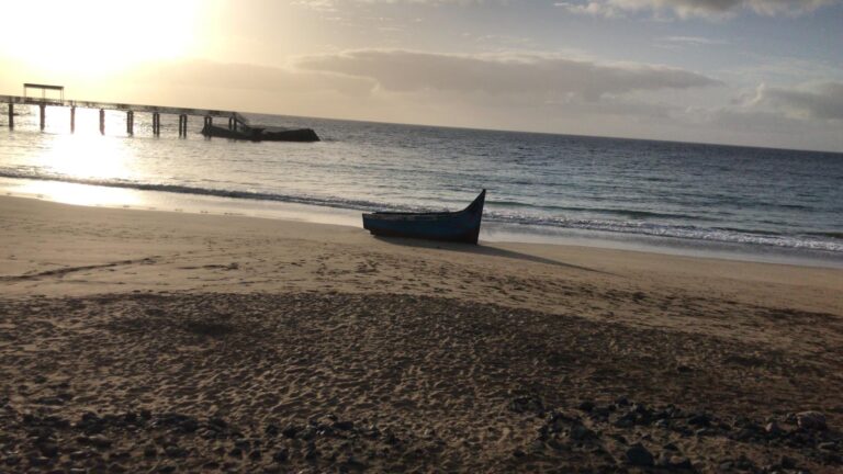 Llega una patera a la costa de Haría con 32 ocupantes, 9 de ellos menores
