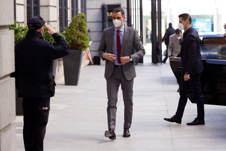 Sánchez acudirá al Congreso entre críticas por vacunas y el fin de la alarma