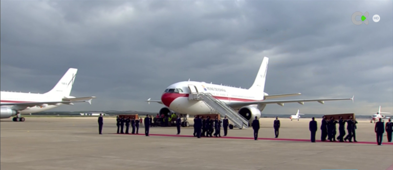 Llegan a Madrid los cuerpos de los periodistas asesinados en África