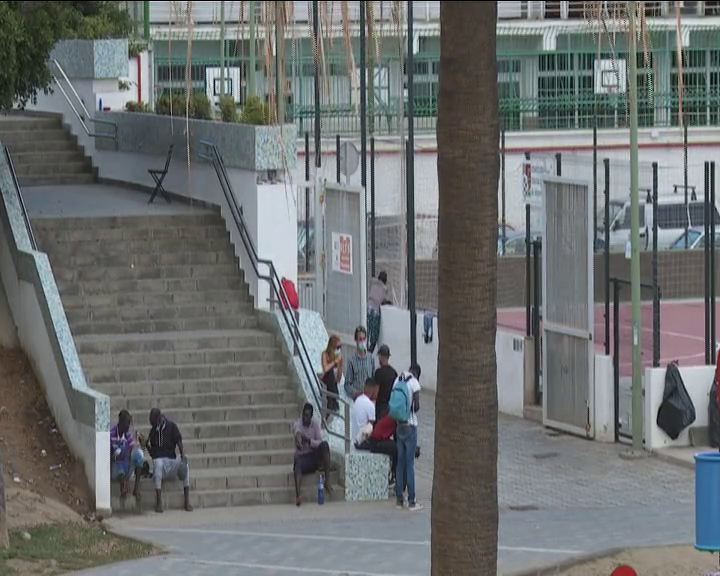 Un grupo de personas se instalan en la playa de Las Alcaravaneras