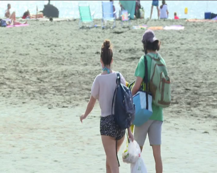 Un Jueves Santo sin mascarillas para tomar el sol en las playas Canarias