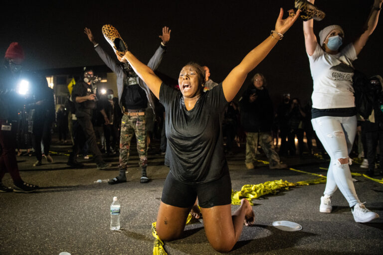 Toque de queda tras la muerte de un afroamericano a manos de la Policía en Mineápolis
