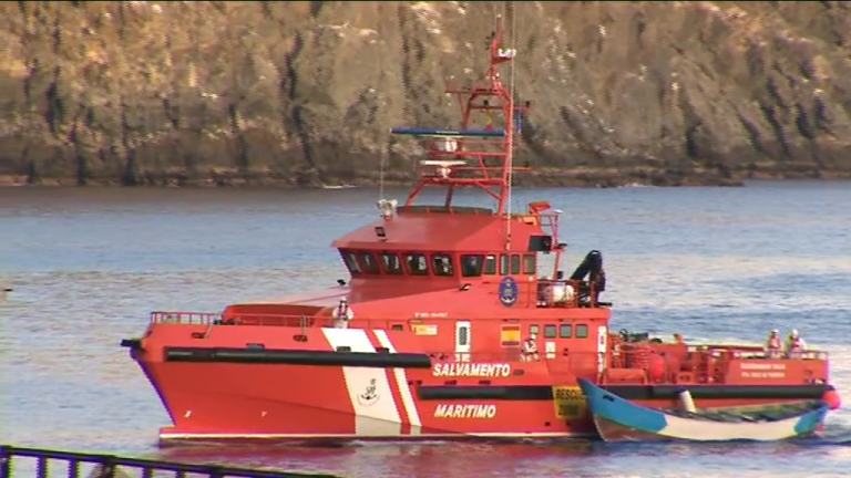 Rescatan a otros 42 subsaharianos que navegaban en un cayuco hacia Canarias