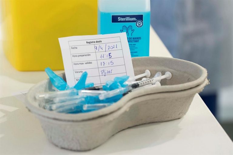 Sanidad distribuye este lunes 1,7 millones de dosis de Pfizer