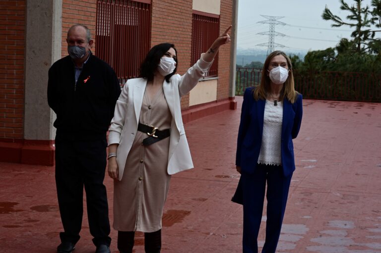 Correos intercepta una carta para Ayuso con dos proyectiles