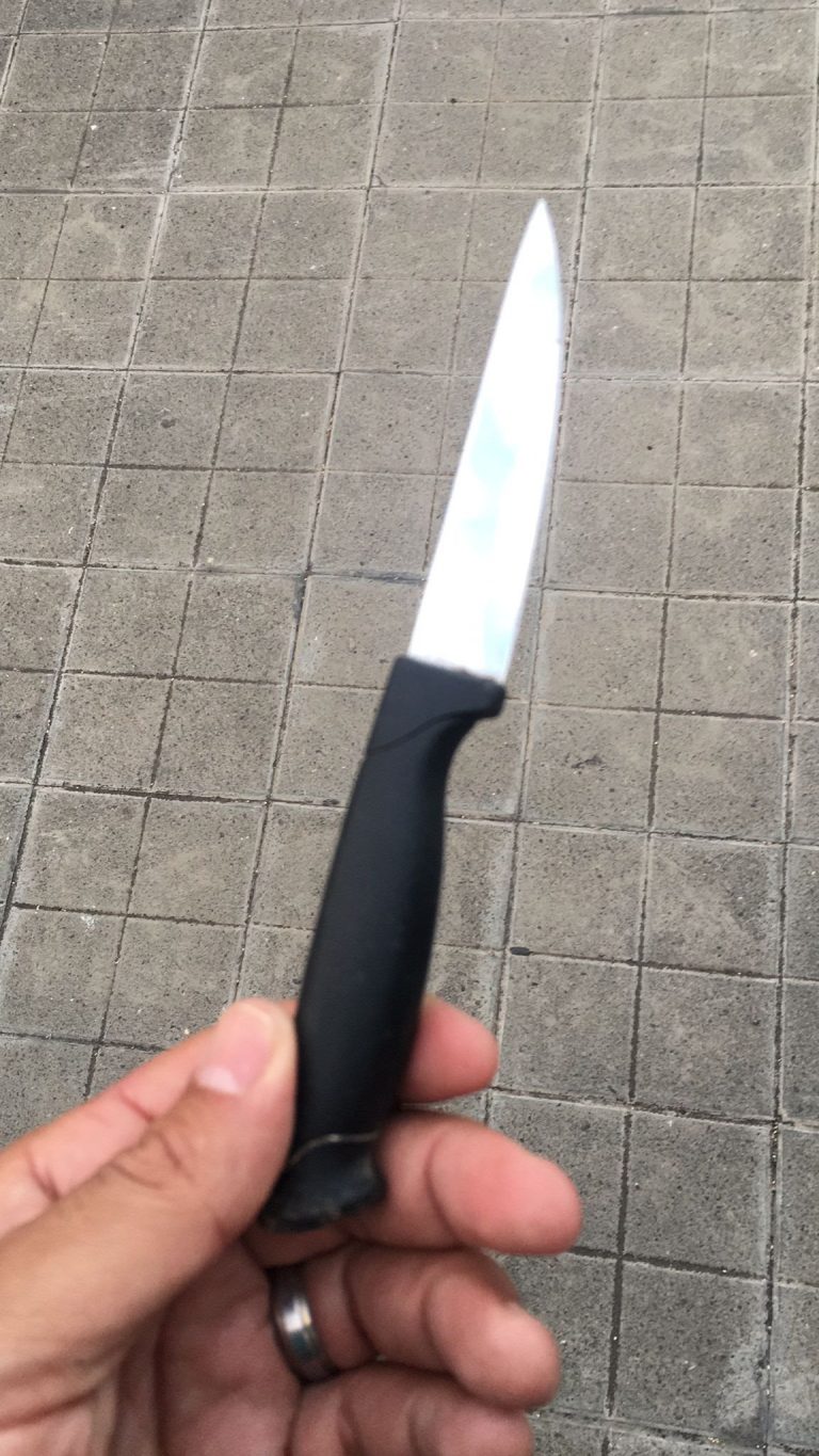 La Guardia Civil auxilia a una persona con problemas mentales que portaba un cuchillo