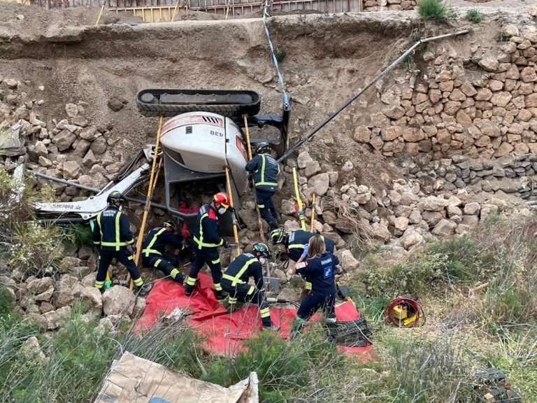 Herido grave tras volcar la retroexcavadora con la que trabajaba