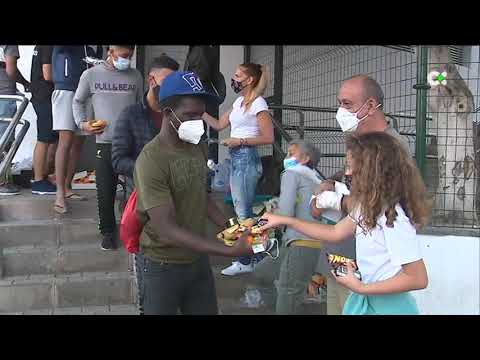 Red Canaria presta asistencia a un grupo de migrantes que pasan la noche en Las Alcaravaneras