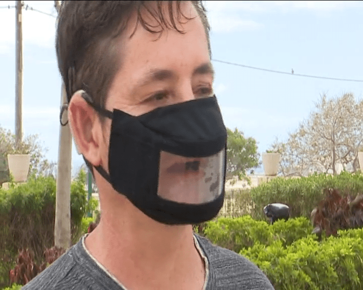 Donan ‘mascarillas accesibles’ para profesores con alumnos con discapacidad auditiva