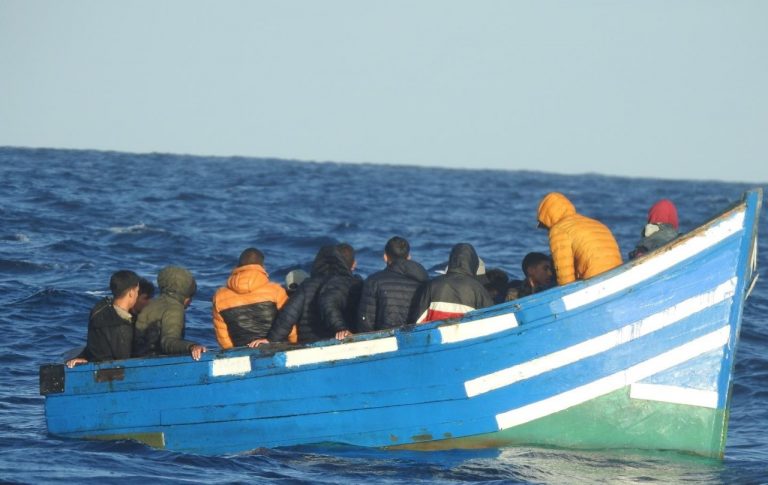 Arriba a Lanzarote una patera con 24 migrantes, entre ellos tres mujeres y dos menores
