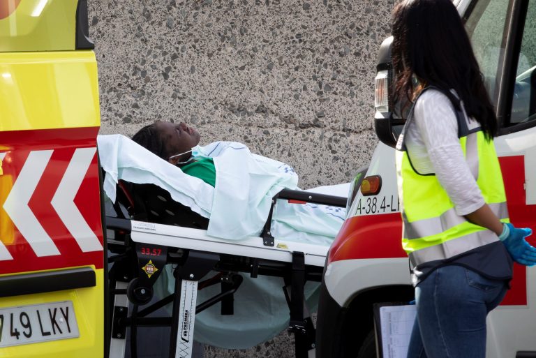 Rescatan una neumática con 45 personas en aguas próximas a Lanzarote