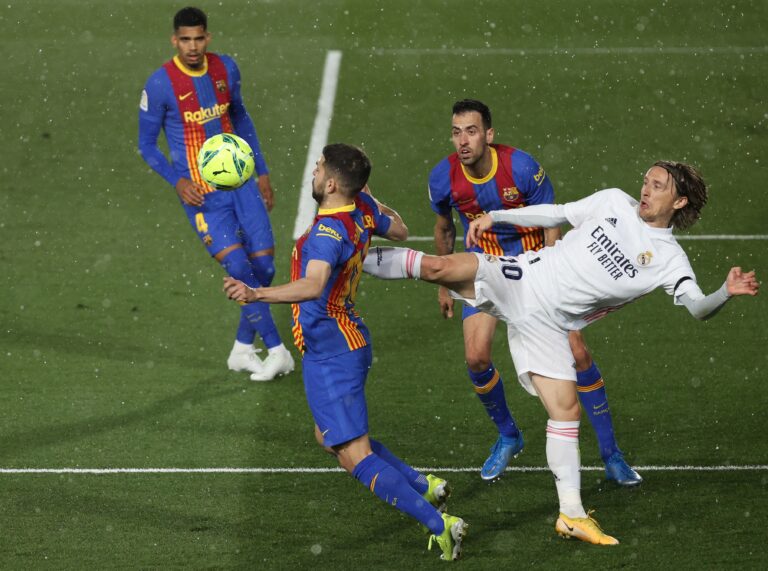 El Real Madrid vence ante un Barcelona al que se le escapó el empate (2-1)