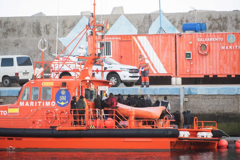 Salvamento rescata a 25 inmigrantes en Gran Canaria