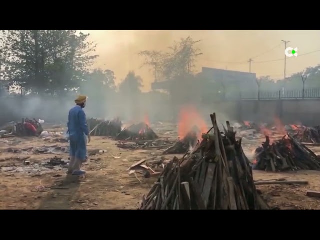 Crematorios improvisados en la India para los fallecidos por la COVID-19 que nadie reclama