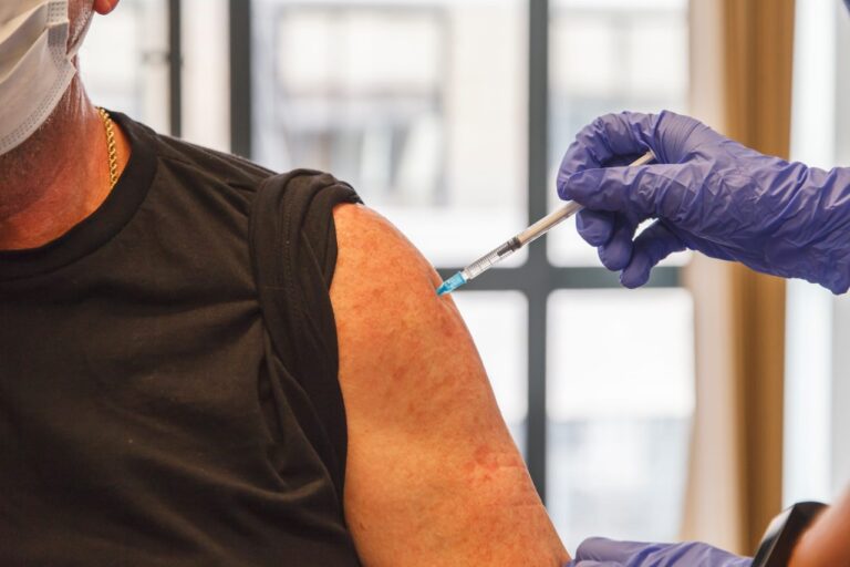 Canarias continúa avanzando en la inmunización de la población con 175.941 personas