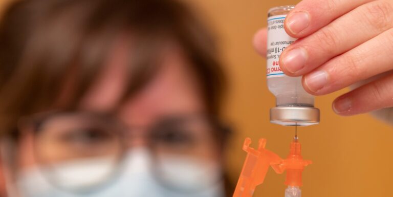 Salud Pública acuerda no retrasar la segunda dosis de la vacuna