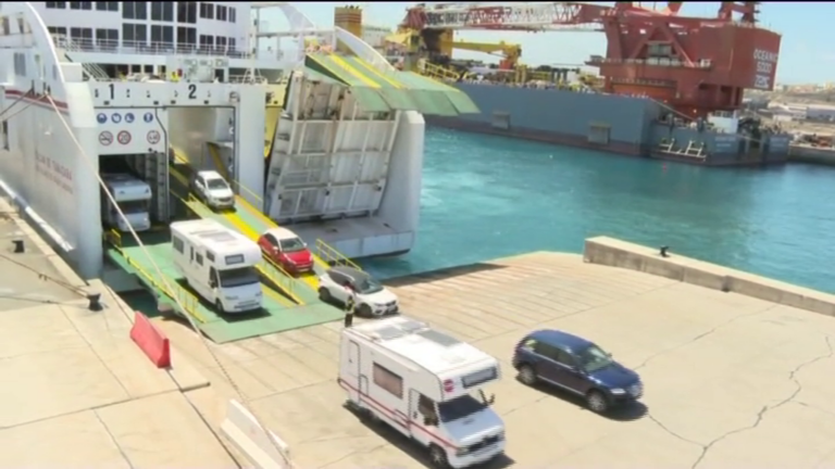 Trasiego en los puertos para volver a casa tras las vacaciones de Semana Santa