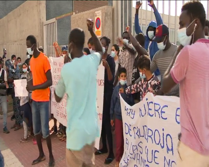 Protesta a las puertas del Centro de Acogida Mercedes Pinto