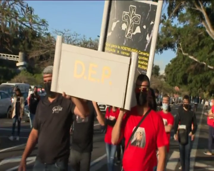 Hosteleros y empleados salen a la calle en Tenerife