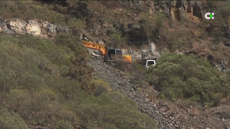 Desprendimiento en Santiago del Teide justo donde se trabajaba en el mantenimiento de un talud