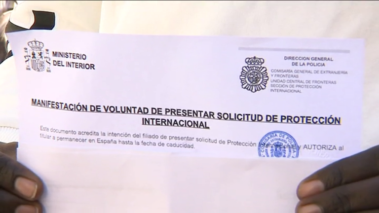 Un visado, el sueño de muchos migrantes para salir de Canarias