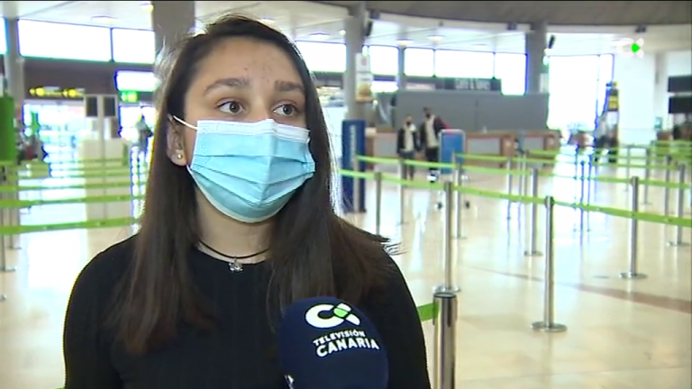 Los pasajeros, a la espera de que se implante la opción de viajar entre islas con PCR negativa