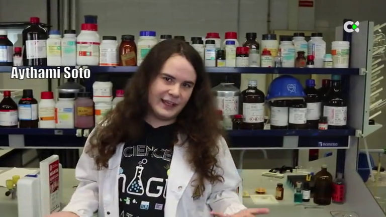 Un joven canario consigue miles de seguidores divulgando contenidos científicos