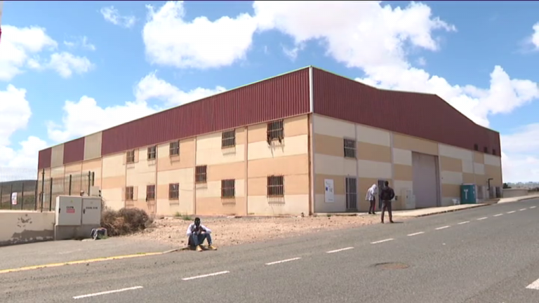 Medio centenar de migrantes dejan la ‘nave del queso’ de Fuerteventura